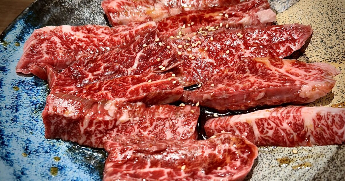 上質な霜降り牛カルビの焼肉プレート
