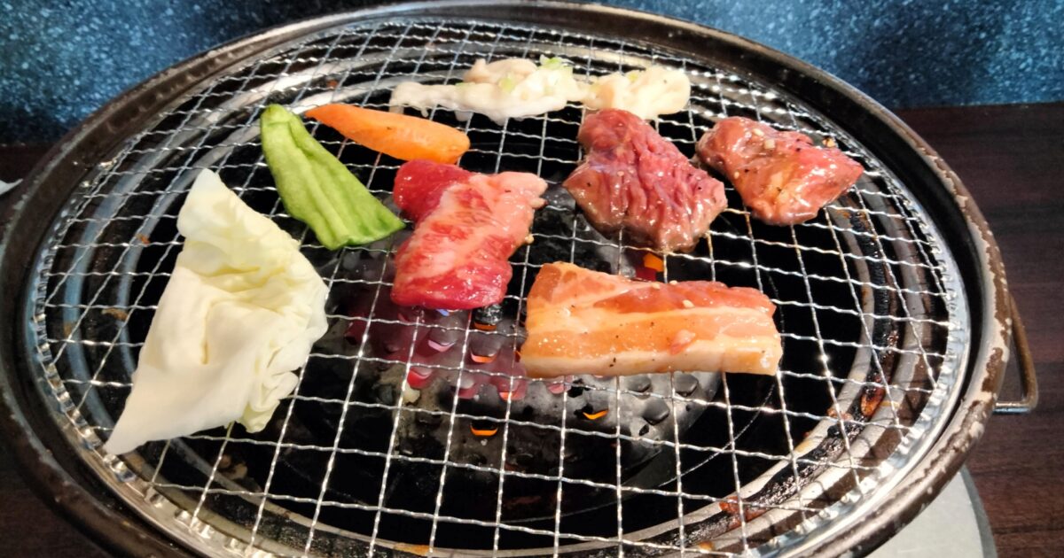網焼きで焼かれる牛肉と野菜のバーベキュー