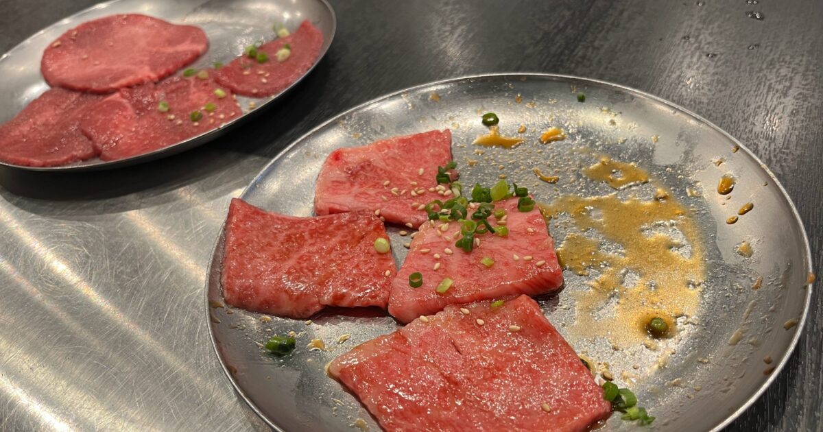 ごま塩だれ付きの牛タン焼肉プレート