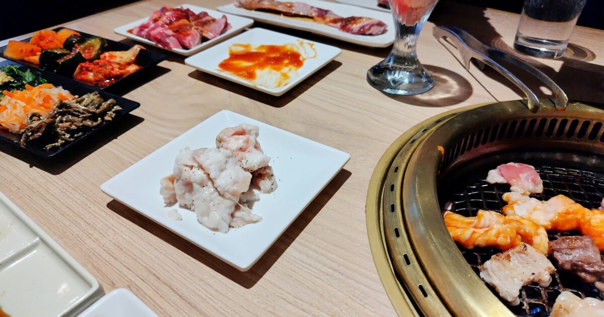 焼肉店のホルモンとおかずのテーブルセット