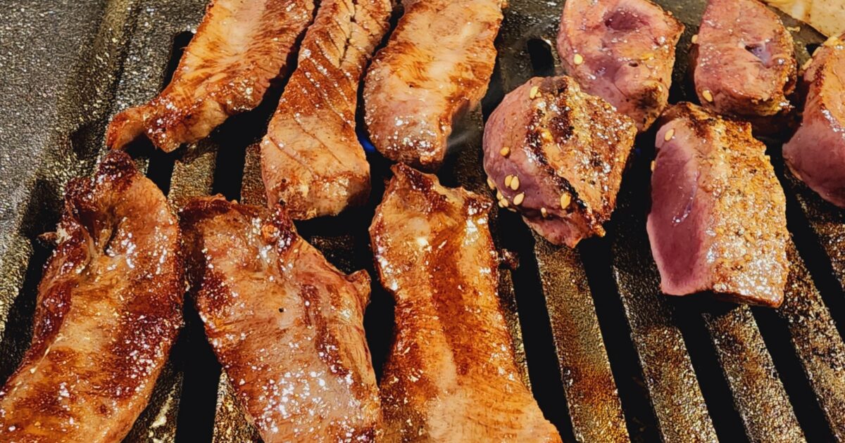 鉄板で焼かれる牛タンと厚切り肉