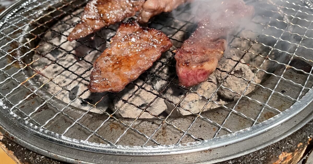 七輪で焼かれるジューシーな焼肉