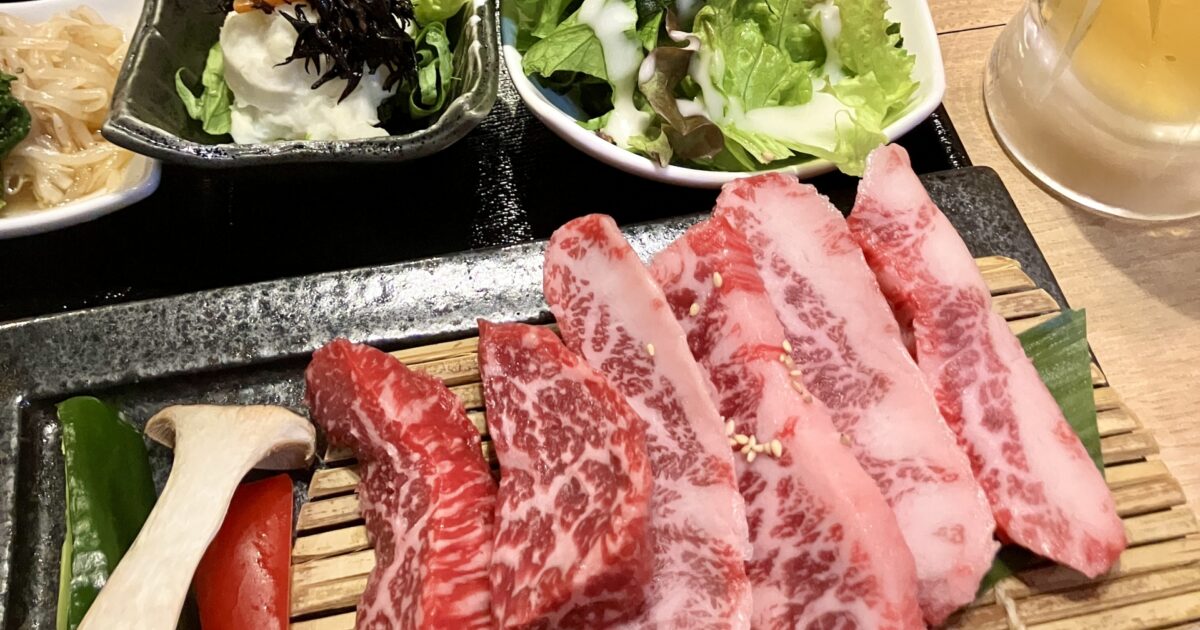 焼肉用の霜降り和牛と野菜の盛り合わせ