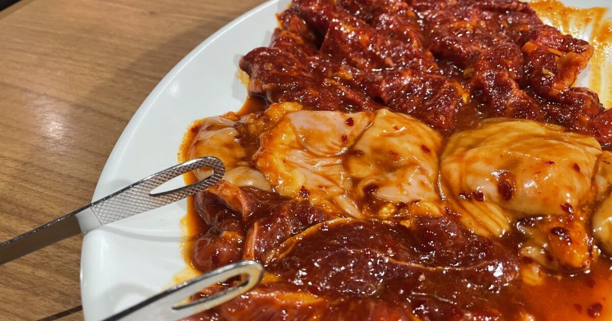 タレ漬けのホルモンと赤身肉の盛り合わせ