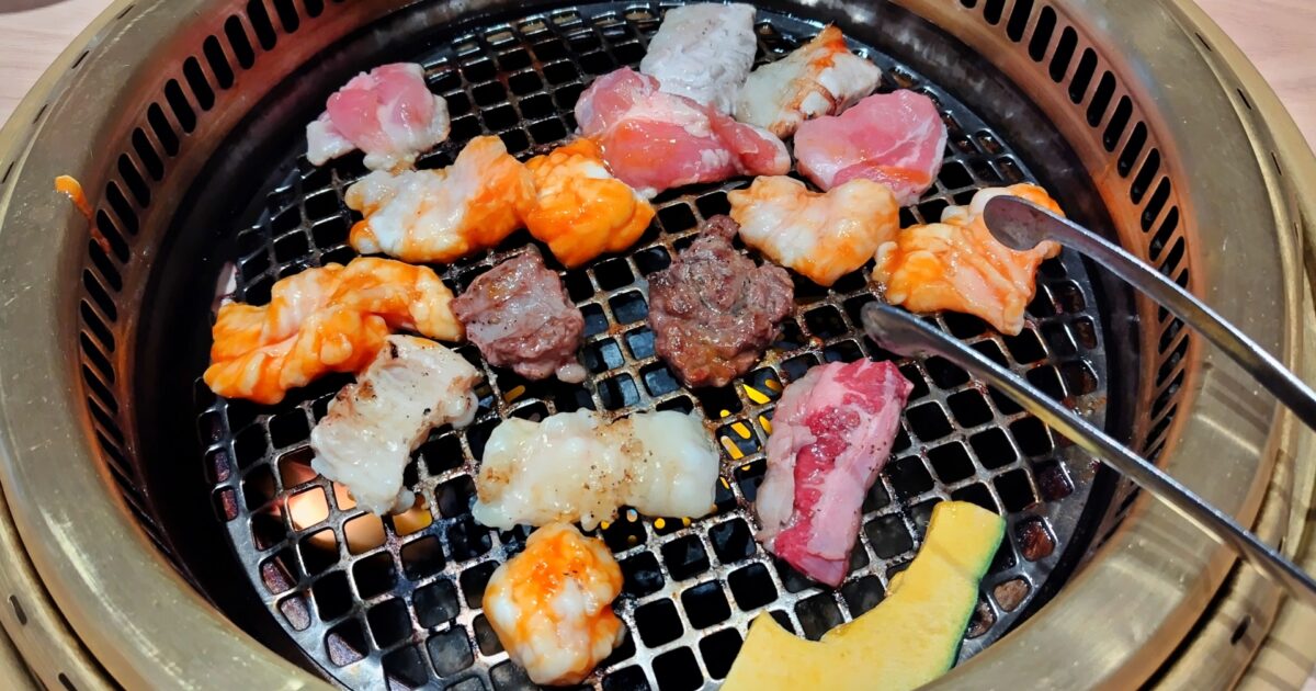 焼肉グリルで焼かれるホルモンと牛肉ミックス