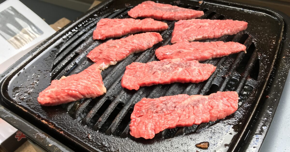 鉄板で焼かれる赤身牛肉のスライス