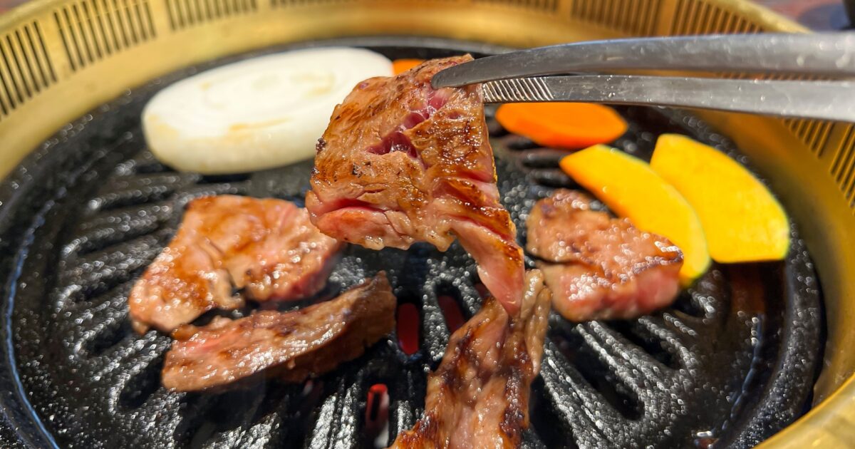 鉄板で焼かれる牛肉と野菜の盛り合わせ