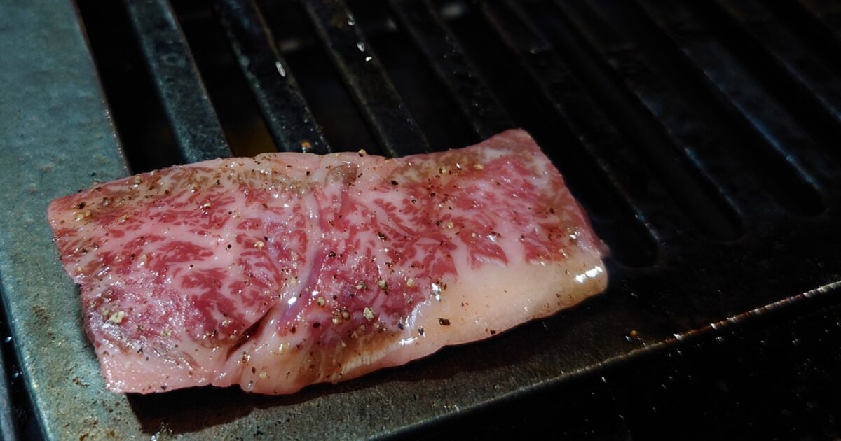 脂の乗った霜降り和牛を鉄板で焼く様子