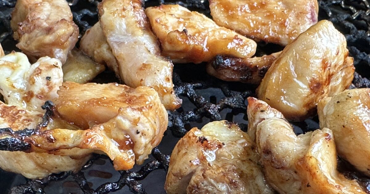 網で焼かれるタレ付き鶏肉の焼肉アップ