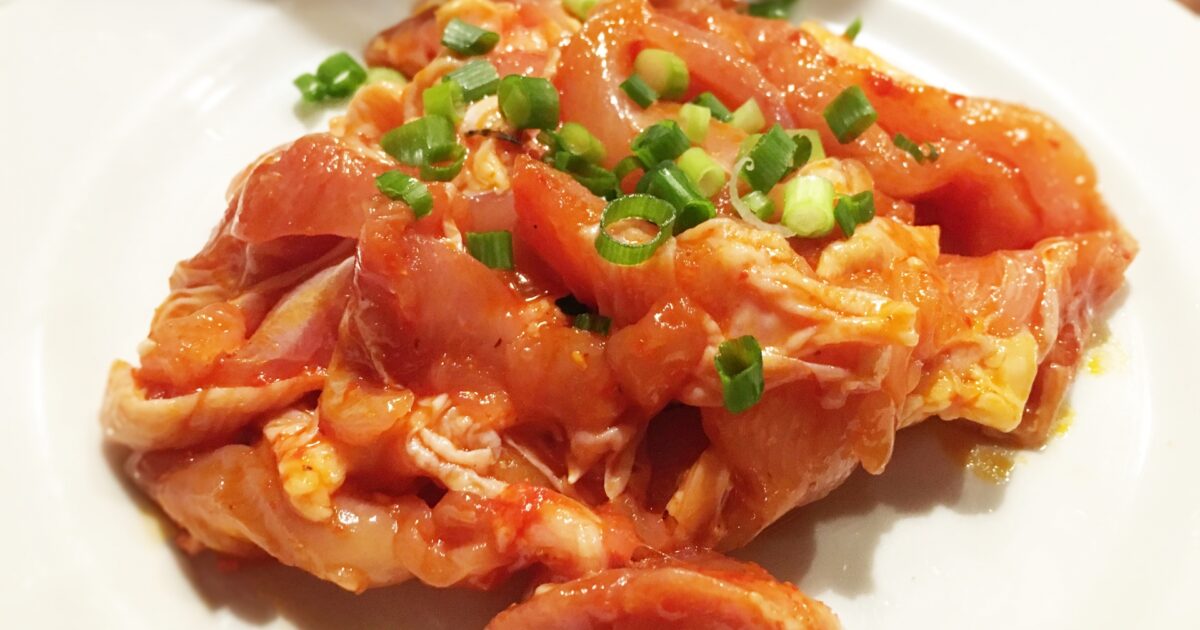 ネギを添えたタレ漬け鶏肉の焼肉用盛り合わせ