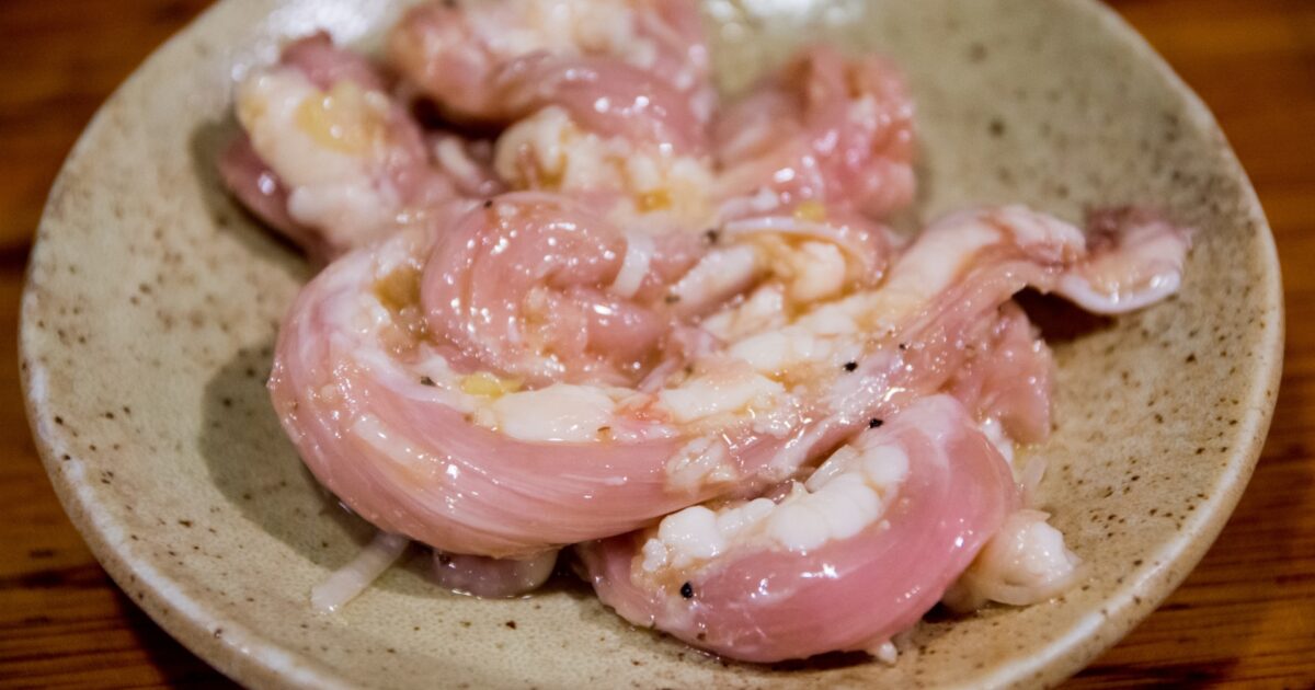 生の鶏せせり肉を盛り付けた焼肉用の皿