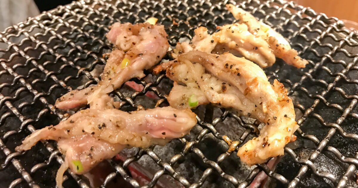 塩胡椒で味付けされた鶏せせりを炭火で焼く様子