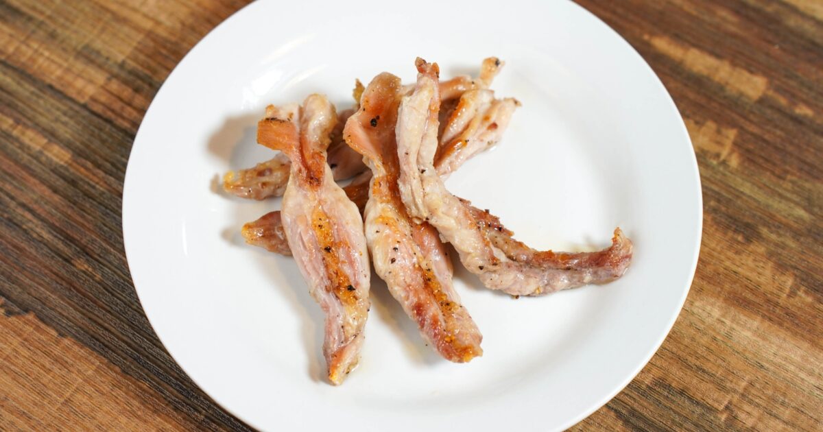 皿に盛り付けられた鶏のせせり焼きの塩胡椒仕立て