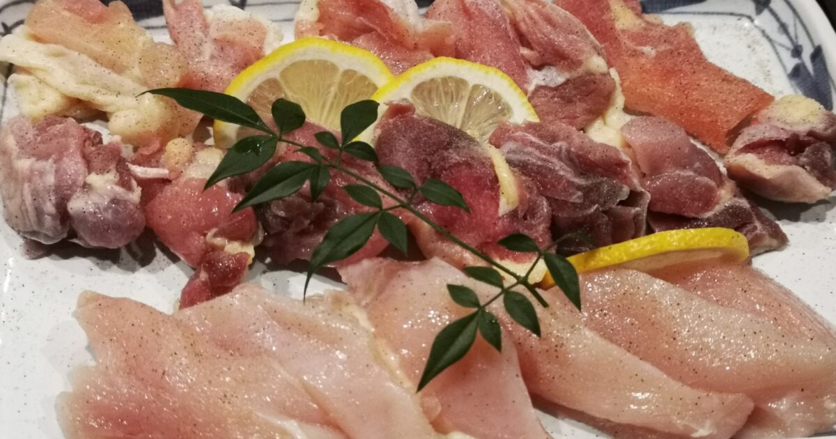数種類の鶏肉を盛り付けた焼肉用の盛り合わせプレート