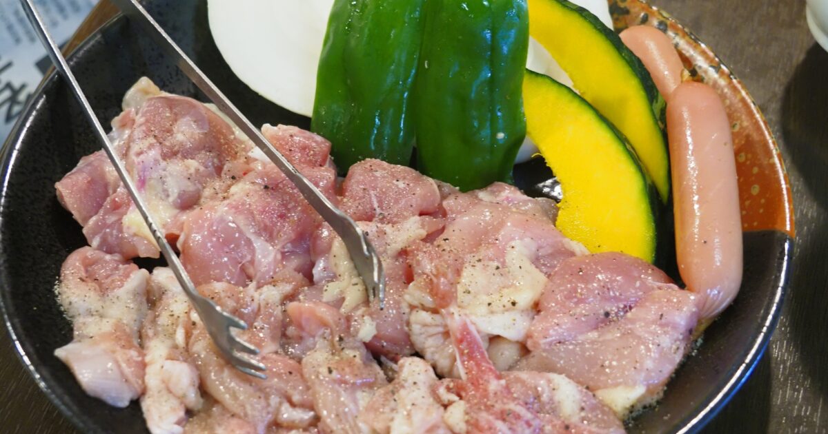 鶏肉と野菜を盛り付けた焼肉用のバーベキューセット