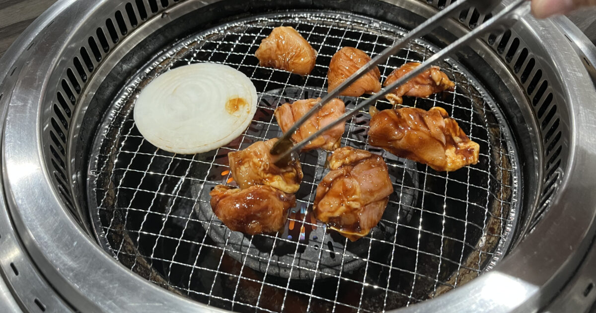 タレ漬け鶏肉と玉ねぎを網で焼く焼肉スタイル