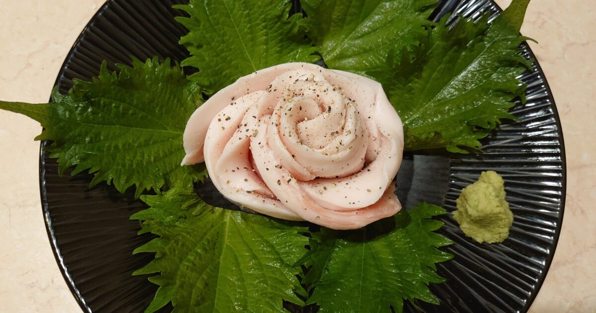 バラの形に盛り付けた豚脂刺しと大葉の前菜