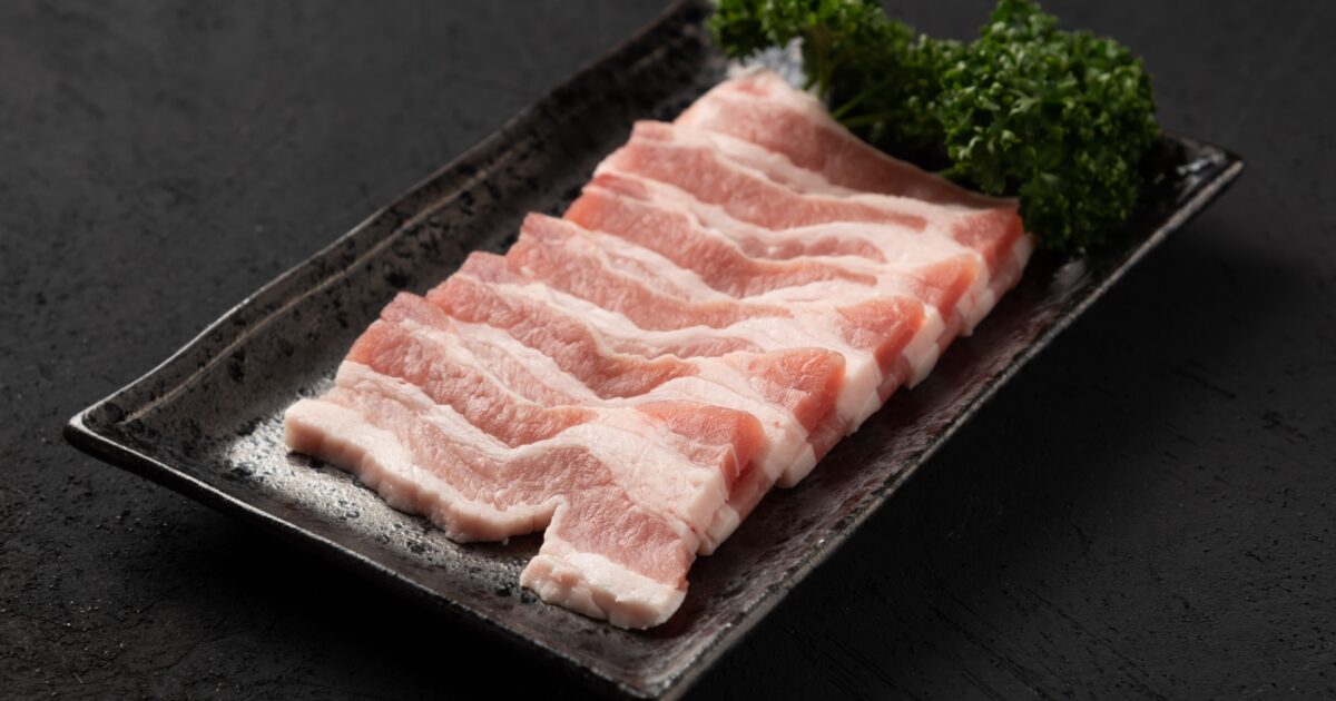 新鮮な豚バラ肉のスライス盛り合わせ