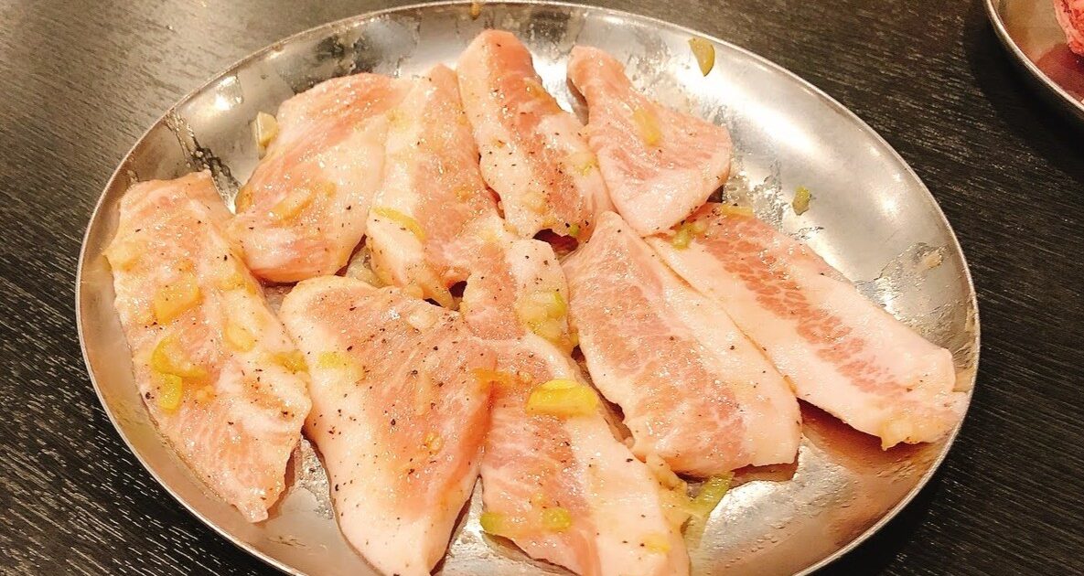 塩だれと胡椒で味付けされた豚バラ肉の焼肉盛り合わせ