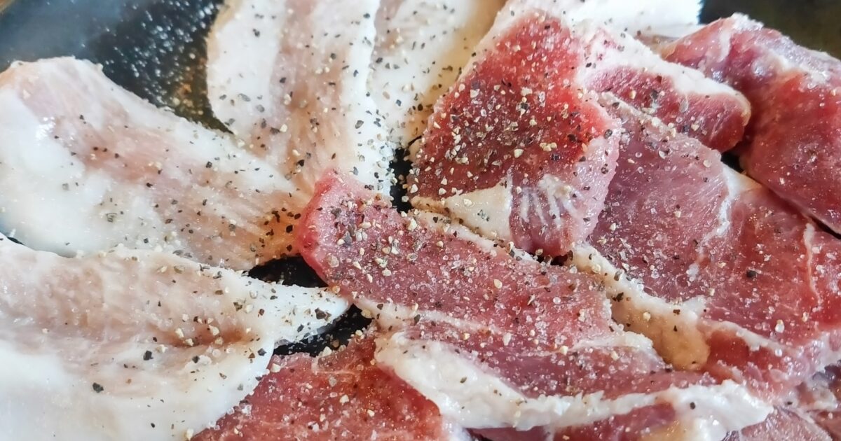 塩胡椒で味付けされた豚バラ肉と赤身肉の盛り合わせ