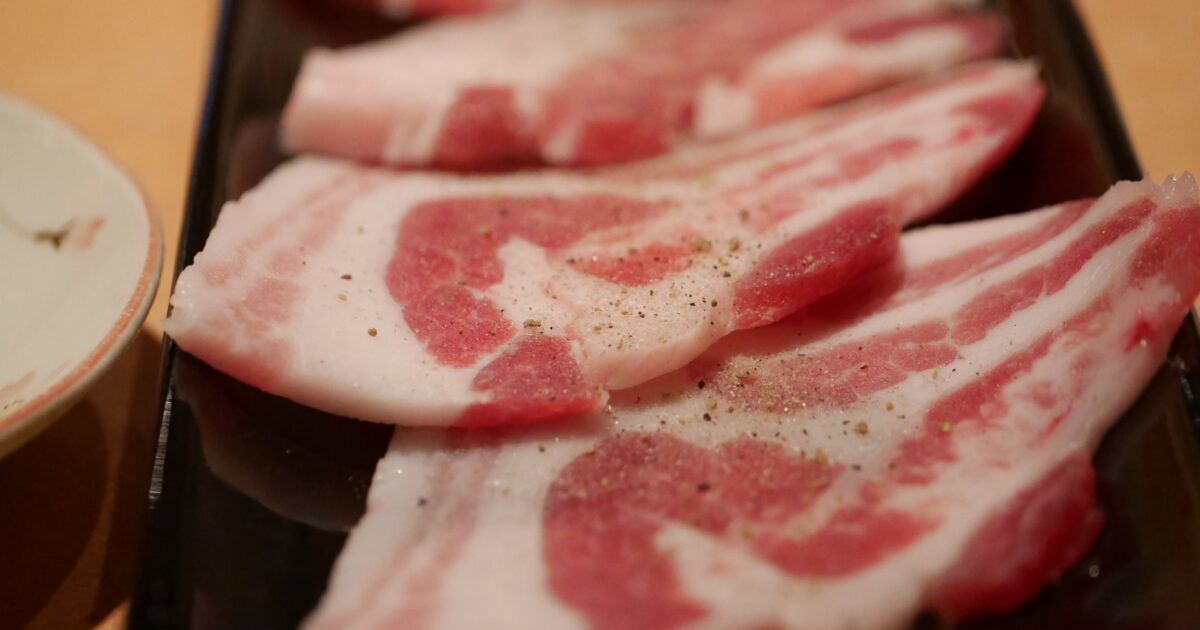 薄切り豚バラ肉の塩胡椒焼肉プレート