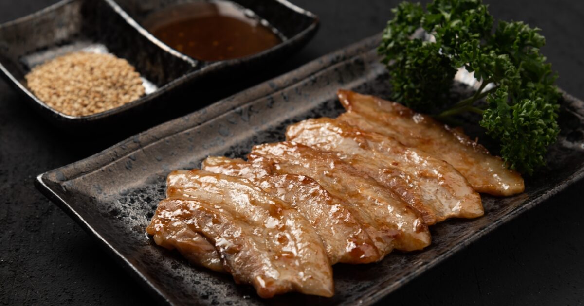 焼き上げた豚バラ肉とタレとごまの盛り合わせ