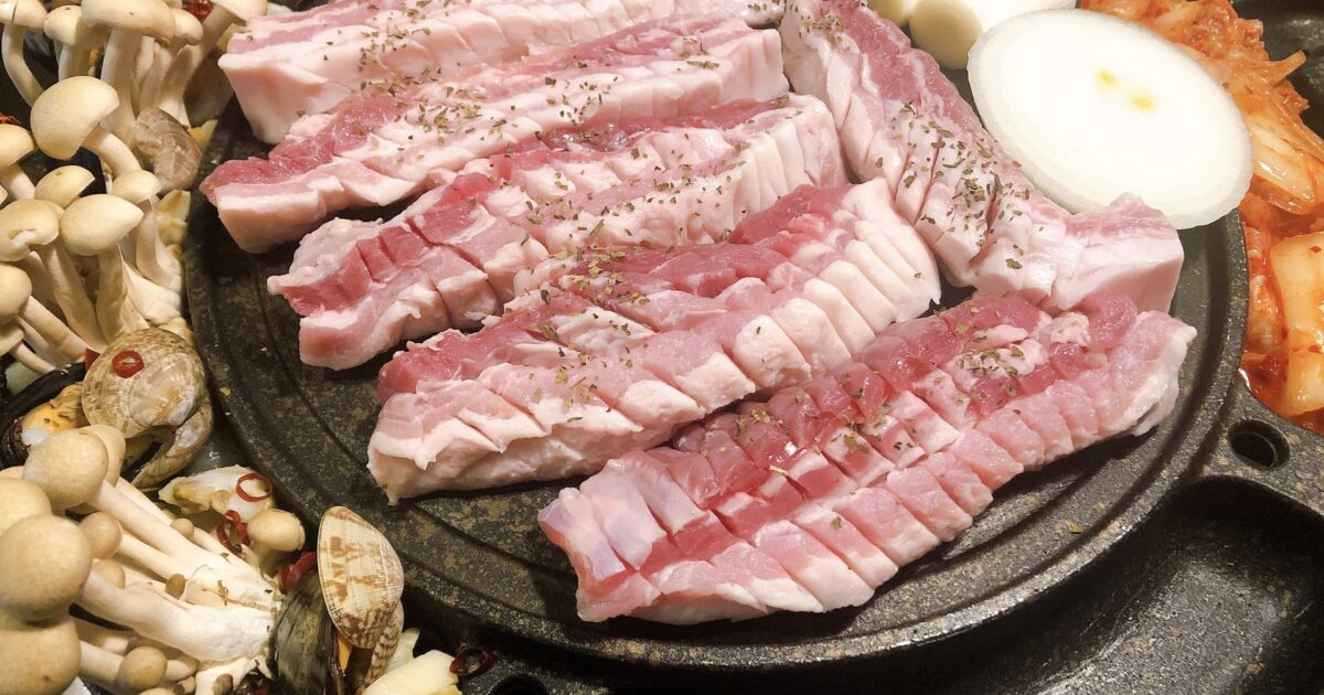 切り込みを入れた厚切り豚バラ肉とキノコとキムチの鉄板焼き
