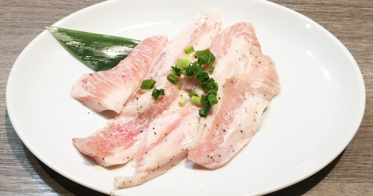 塩こしょうで味付けされた豚バラ肉の生肉盛り