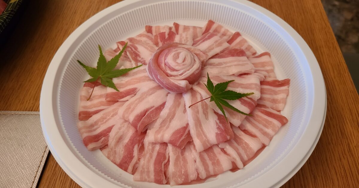 バラの形に盛り付けられた豚バラ肉の盛り合わせ