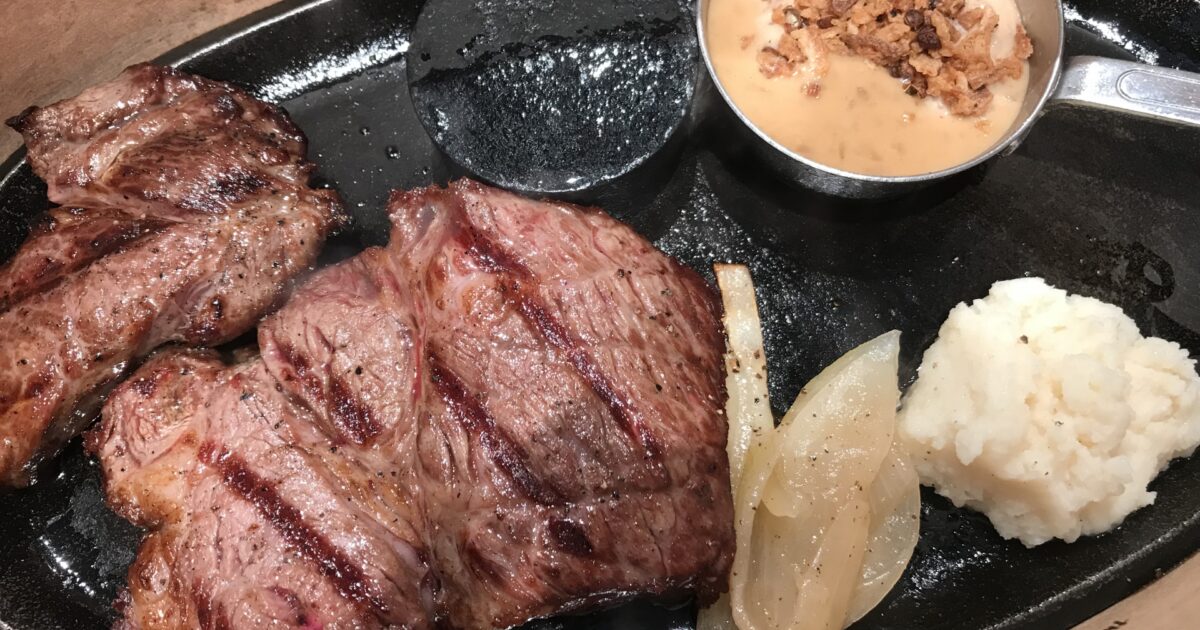 鉄板焼きステーキとマッシュポテトのセット