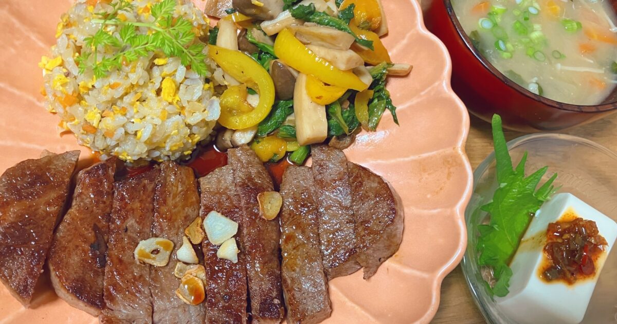 ガーリックビーフとチャーハンの家庭風定食プレート