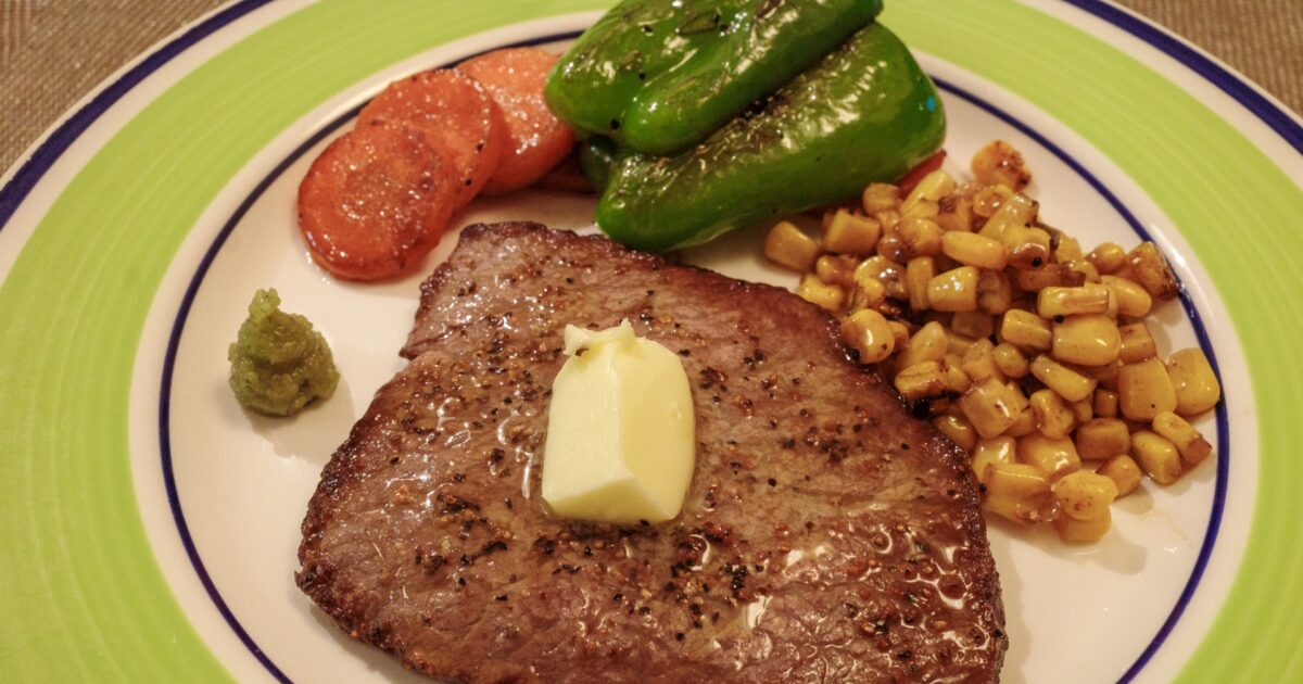 バターと付け合わせ野菜付きの和風ステーキプレート