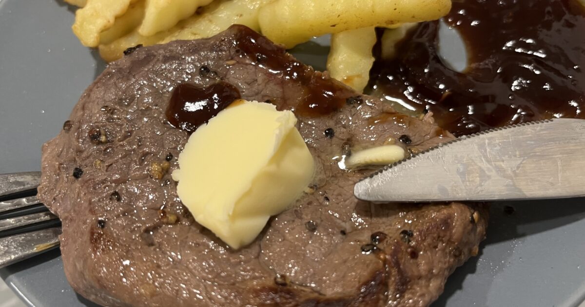 バターをのせたステーキとクリンクルポテトの盛り合わせ