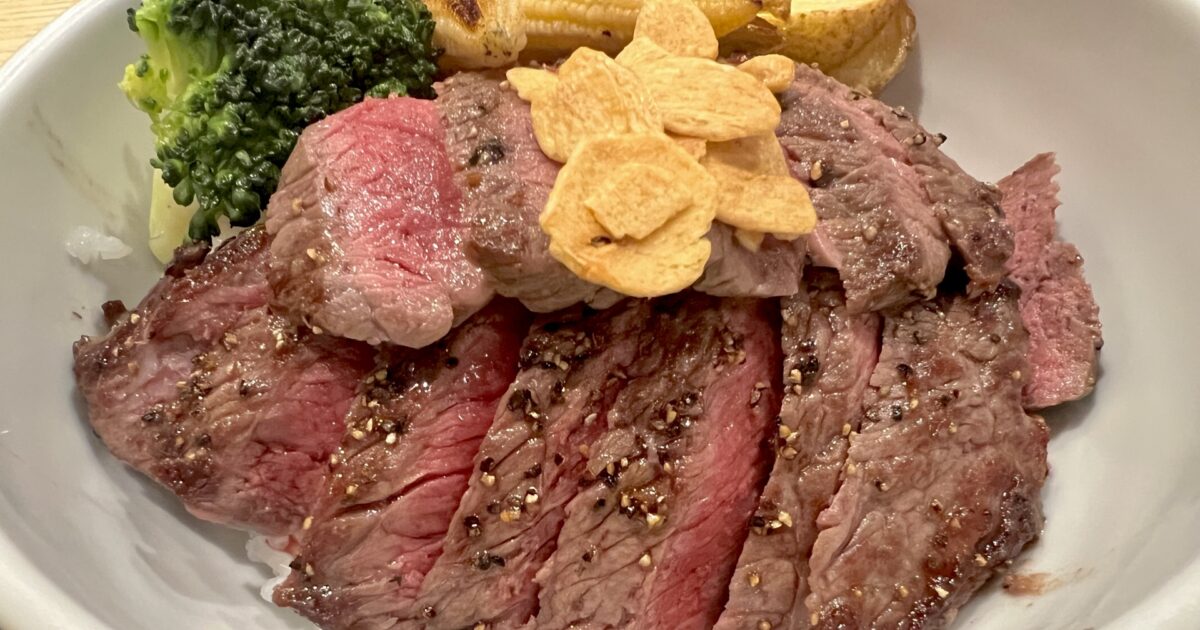 にんにくチップをのせたステーキライスボウル