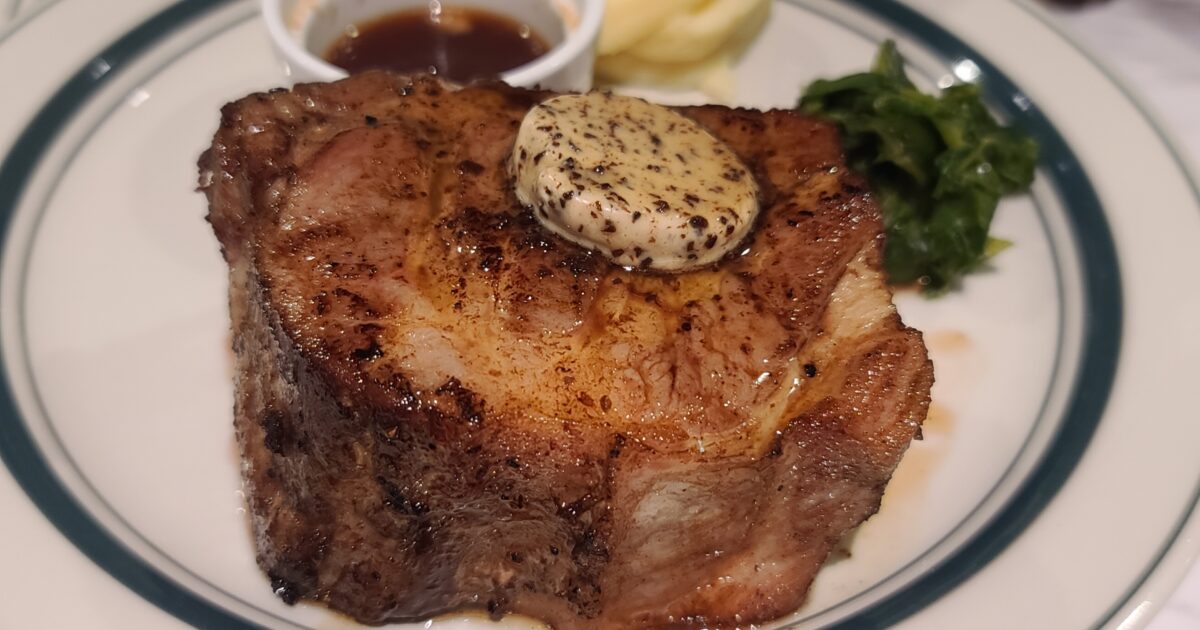 厚切りステーキにハーブバターをのせた洋風プレート