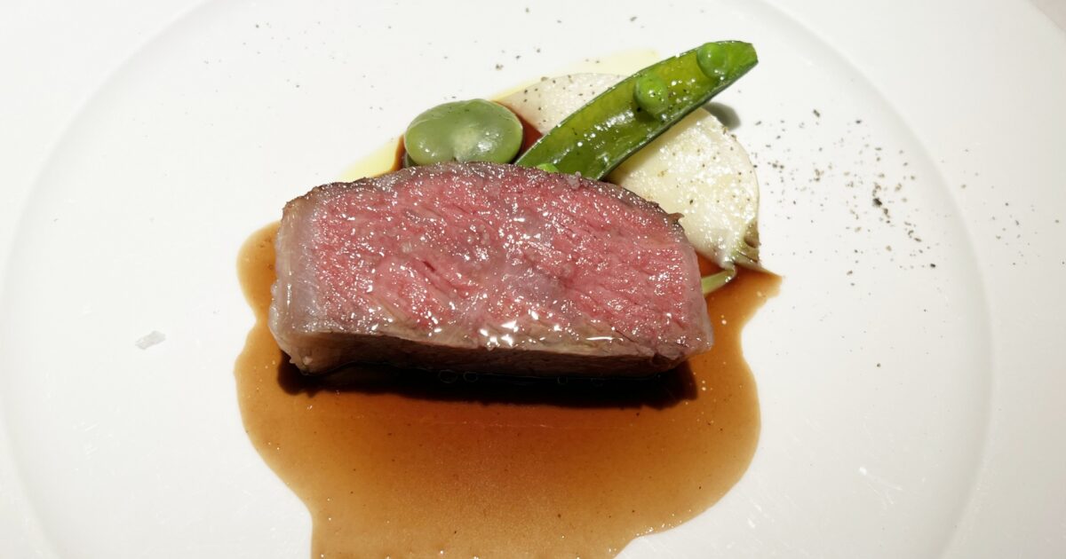 赤ワインソースのミディアムレアステーキと温野菜