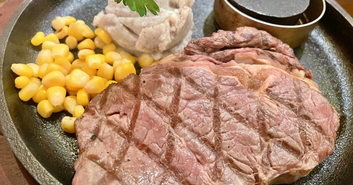 コーンとポテト付き鉄板リブロースステーキ