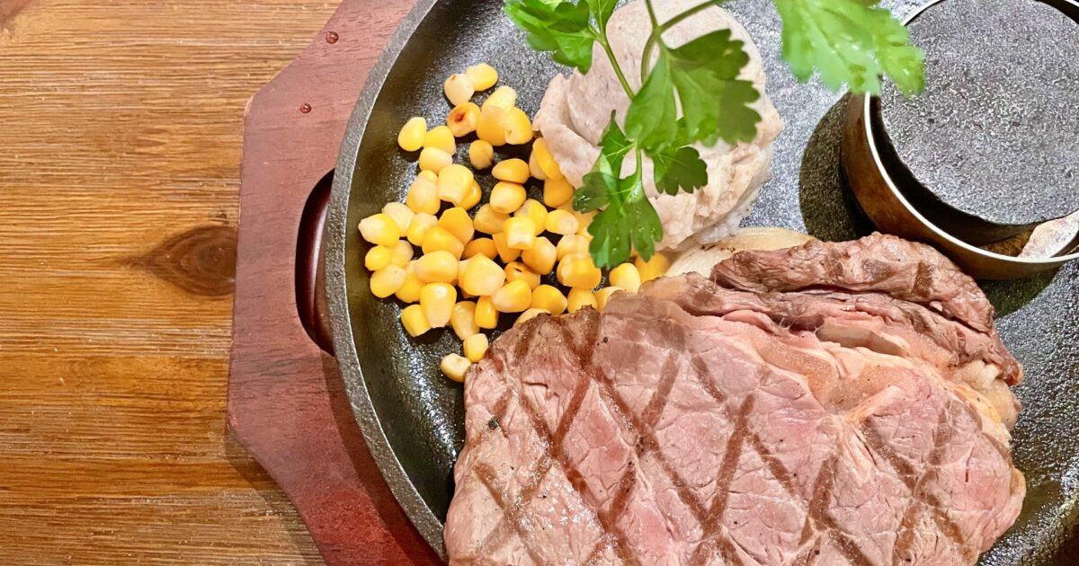 グリルステーキとコーンマッシュポテトの鉄板プレート