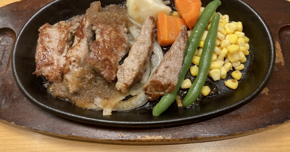 和風ソースがかかったステーキと温野菜の鉄板盛り