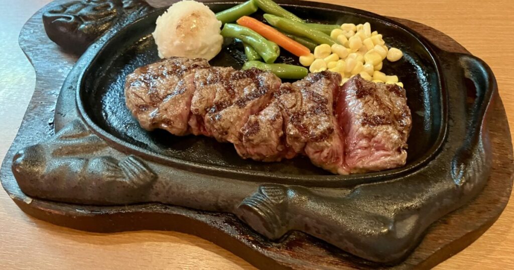 鉄板ステーキと野菜の盛り合わせランチプレート