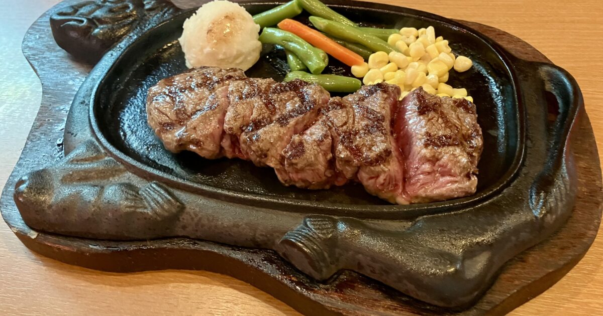 鉄板ステーキと野菜の盛り合わせランチプレート