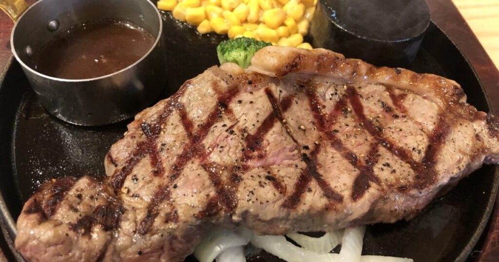 網焼き模様が付いた厚切りステーキとソース