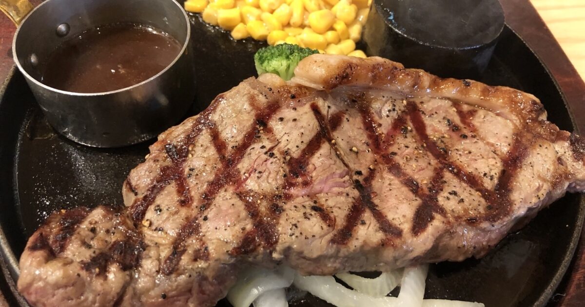 網焼き模様が付いた厚切りステーキとソース
